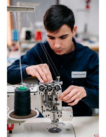 Técnico ajustando tensores en máquina de coser industrial - CoserExpress